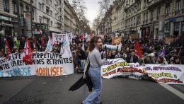 Belebukhat a francia kormány a tervezett nyugdíjreformba