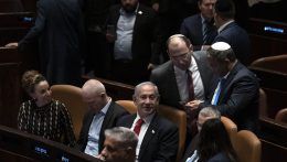 Izraelben a parlament első olvasatban megszavazta az igazságszolgáltatás átalakításának kulcstörvényeit