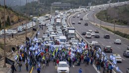Tízezrek tiltakoznak Tel Avivban a Netanjahu-kormány igazságügyi reformja ellen
