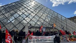 Tüntetők zárták le a Louvre bejáratát