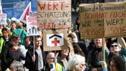 Az egészségügyi dolgozók is figyelmeztető sztrájkba kezdtek Németországban