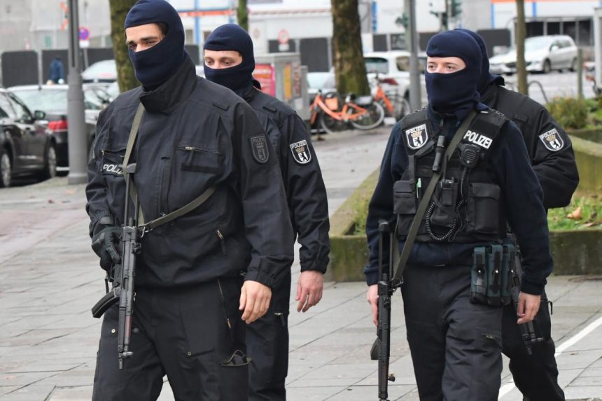 Lecsapott a német rendőrség egy feltételezett embercsempész-hálózatra