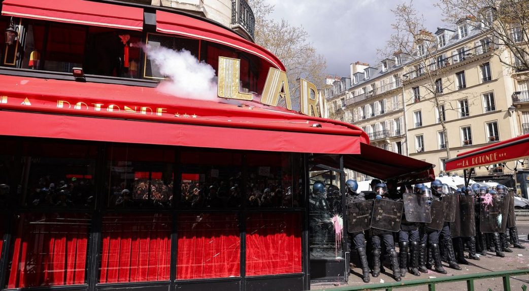 Macron kedvenc éttermére támadtak a tüntetők