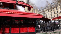 Macron kedvenc éttermére támadtak a tüntetők