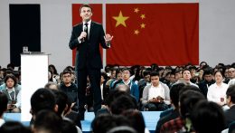 Kínában pozitívan értékelik Emmanuel Macron és Ursula von der Leyen látogatását