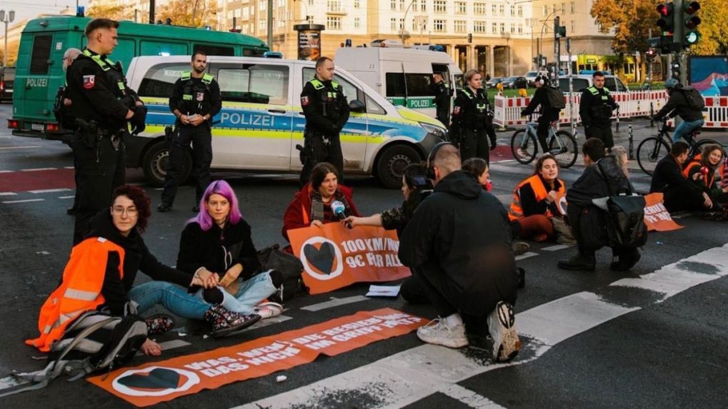 Egyszerre több mint harminc helyszínen kezdtek tüntetést klímaaktivisták Berlinben