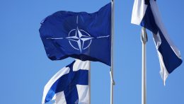 Felvonták a NATO lobogóját Helsinkiben