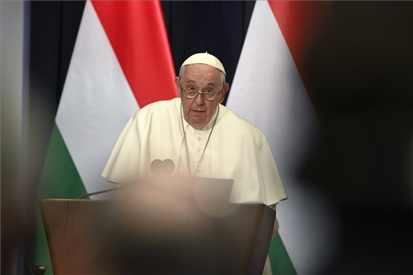 Ferenc pápa méltóság elleni bűnnek tartja az abortuszt, a béranyaságot és a nemváltást