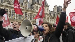 Macron megérti a franciák nyugdíjreform miatti dühét, de védelmébe vette az intézkedést