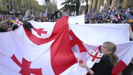 Több ezren vettek részt a kormányellenes tüntetésen Grúziában