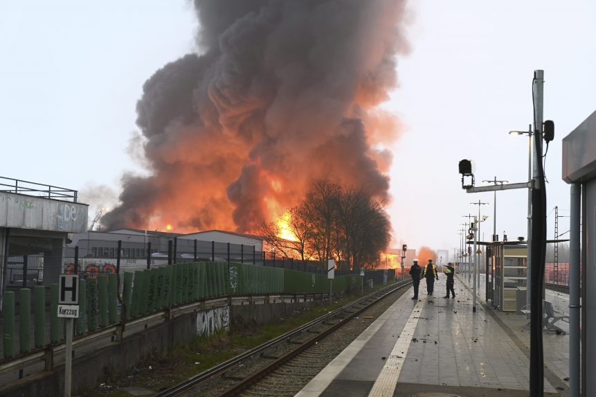 A hamburgi rendőrség közleménye szerint nem veszélyezteti a lakosságot a tegnap a város közelében kialakult tűz