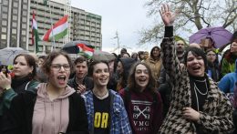 A pedagógusok státusztörvénye ellen tüntettek Budapesten