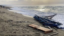 Két bevándorló holtteste került elő a Tunézia partjainál elsüllyedt hajóból