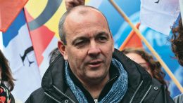 Távozik a francia nyugdíjreform elleni tüntetéseket szervező szakszervezet vezetője