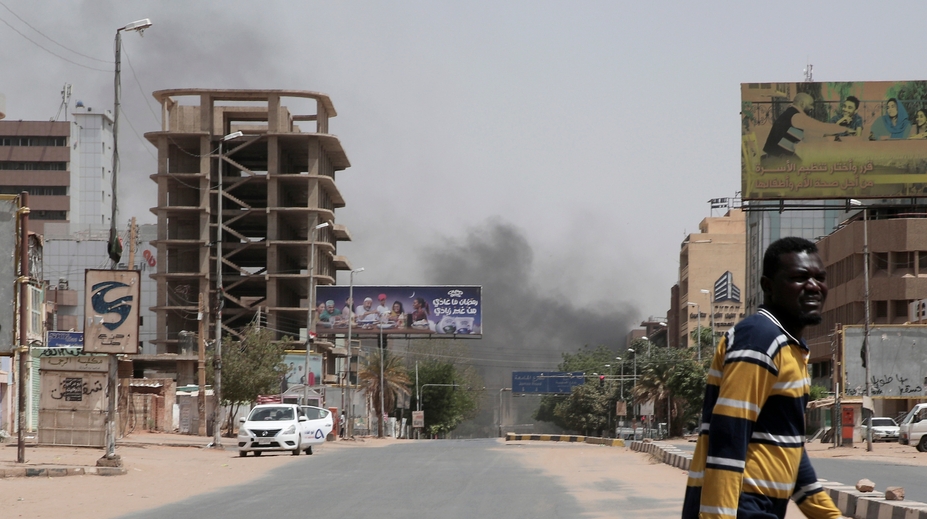 Egyre több ország menekíti ki diplomatáit Szudánból