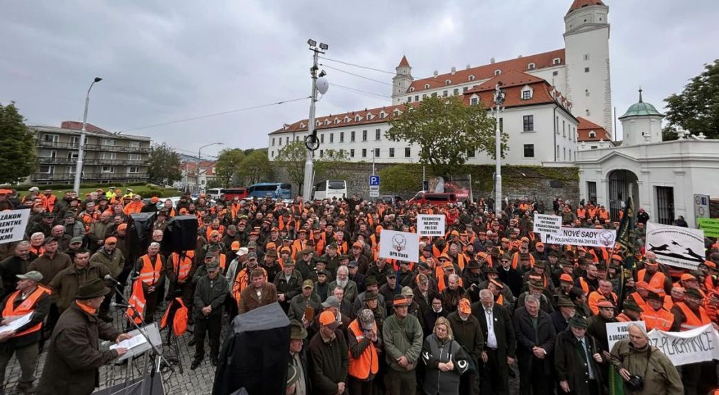 A parlament előtt demonstráltak a vadászok