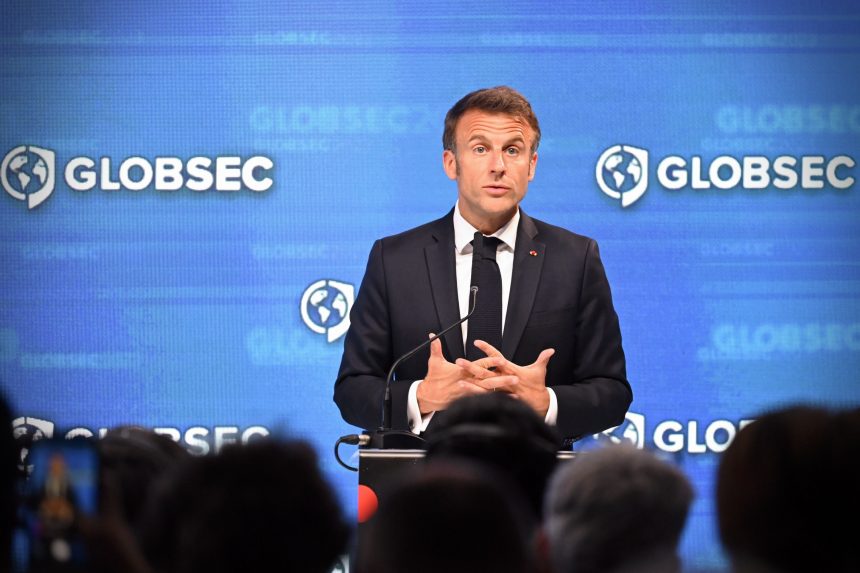 Macron szerint ha Oroszország győz, Európa hitelessége nullára csökken