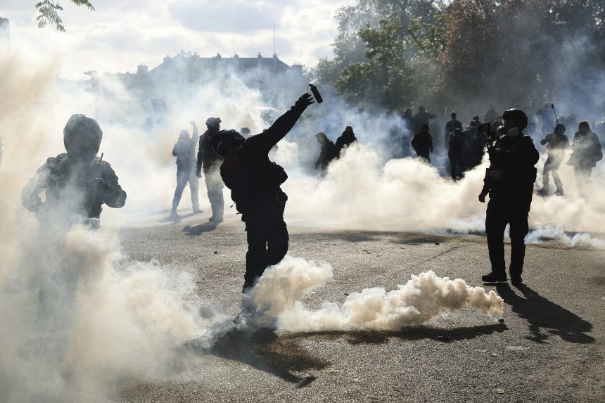 Sokan megsérültek, százakat őrizetbe vettek a nyugdíjreform elleni franciaországi tiltakozásokon