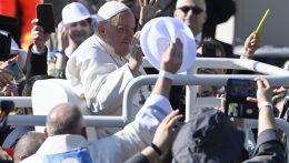 Tízezrek vettek részt a Ferenc pápa budapesti szentmiséjén