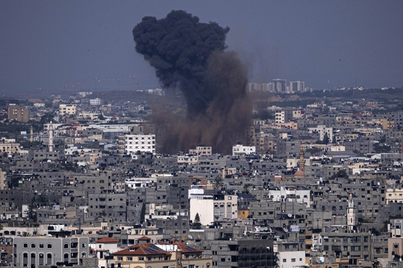 Palesztin források szerint több mint 21 500 ember halt meg a Gázai övezetben