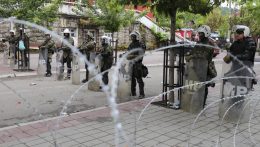 Folytatódnak a tiltakozások Észak-Koszovóban