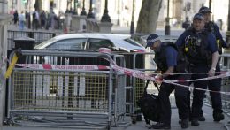Autó ütközött a Downing Streetet elzáró kerítésnek