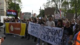 Több civil szervezet is a tanárok mellett tüntetett hétfőn Budapesten