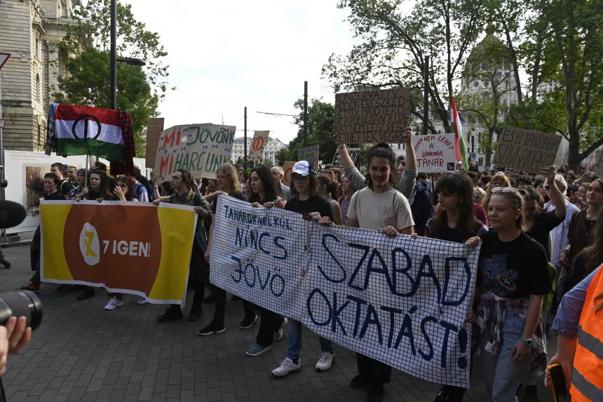 Több civil szervezet is a tanárok mellett tüntetett hétfőn Budapesten