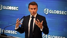 Macron a Globsecen: Ukrajnát nem győzik le