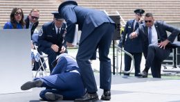 Elesett az amerikai légierő diplomaosztó ünnepségén Joe Biden