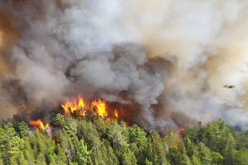 Veszélyesen közel került több városhoz a Kanadában pusztító erdőtűz