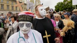 A szigorú abortuszellenes törvény miatt tüntettek Lengyelországban
