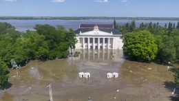 Hárman megfulladtak a Nova Kahovka-i gátrobbantás utáni árvízben