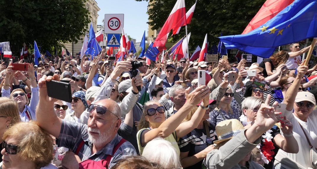 Százezrek vettek részt vasárnap egy kormányellenes tüntetésen Varsóban