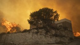 A szlovák tűzoltók Görögországban egy elektromos transzformátorállomást védtek meg a tűztől