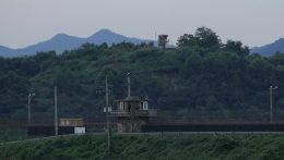 Letartóztattak egy engedély nélkül Észak-Koreába átkelő amerikait