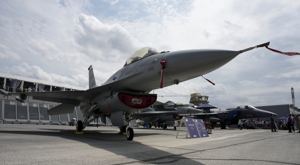 A New York Times szerint nyárra 12 ukrán pilótát képeznek ki az F-16-os vadászgépek kezelésére