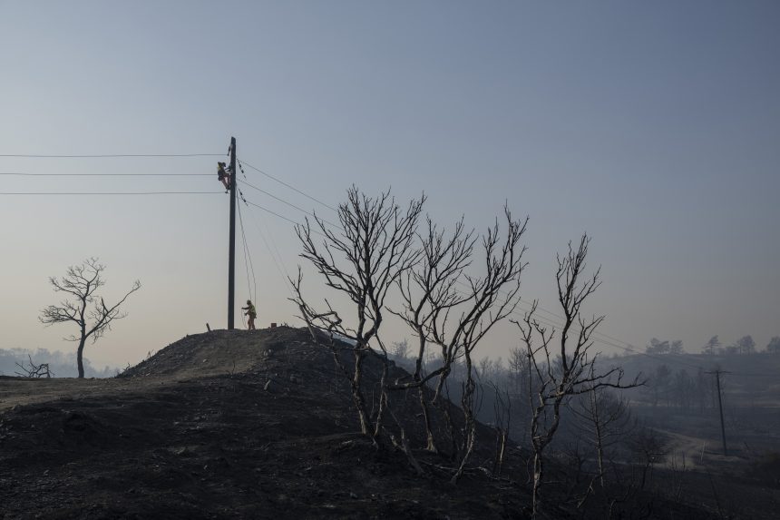 Görögország: Egy lőszerraktárban okoztak robbanásokat az erdőtüzek