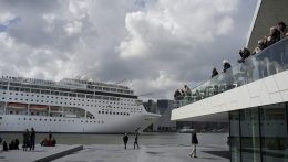 Kitiltják Amszterdam belvárosi kikötőiből a turistahajókat