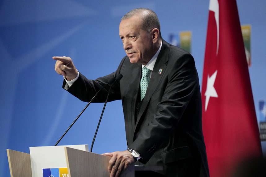 Törökország októberig nem ratifikálja Svédország NATO-tagságát