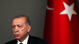A török EU-csatlakozásához kötné a svéd NATO-csatlakozást a török elnök