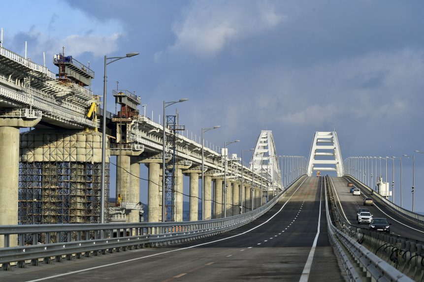 Leállt a forgalom a krími hídon