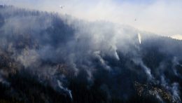 Kétszáz embert evakuáltak a Svájcban tomboló erdőtűz miatt
