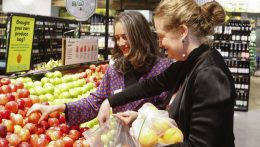 Világelsőként tiltja be a zöldségekre és gyümölcsökre használt műanyag zacskók árusítását Új-Zéland