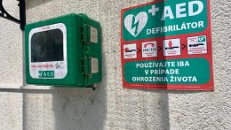 Egy 11 éves fiú ellopta a defibrillátort az érsekújvári járásbeli Kürt községi hivatalából