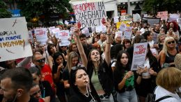 Bolgárok ezrei tüntettek a nőket érő erőszak ellen az országban történt sokkoló eset után