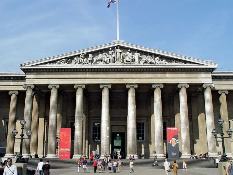 Késelés történt a londoni British Museum épülete közelében
