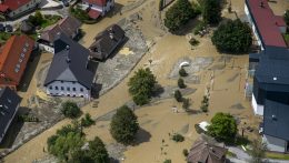 Kotrógépekkel segíti Szlovéniát az árvízvédelemben Pozsony