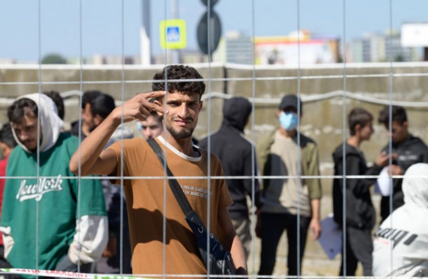 A Magyarországra érkező menekülteket visszaterelik a határ szerbiai oldalára
