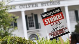 Előzetes megállapodásra jutottak a hollywoodi stúdiók a sztrájkoló forgatókönyvírókkal